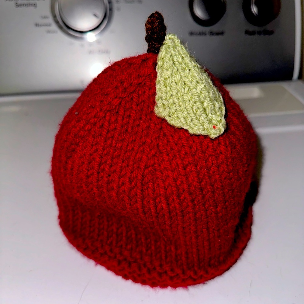 Infants hand knit apple beanie hat 6-12m